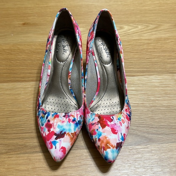 Life Stride Soft System Floral Heels - Picture 2 of 7